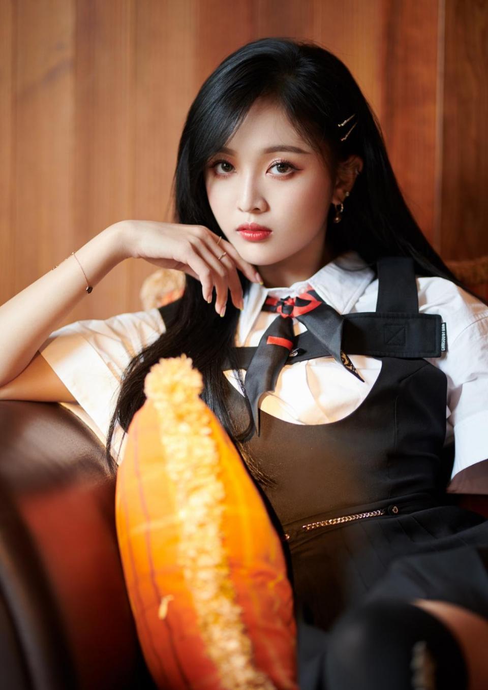 而在节目《新手驾到》的新一期中,吴宣仪就选择了一款黑色的背带裙,再