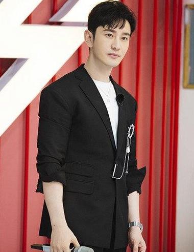 43岁黄晓明帅气时尚大片,摆脱"油腻"变清爽,造型高级显品位