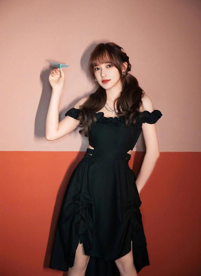 程潇一袭法式黑色长裙出镜!