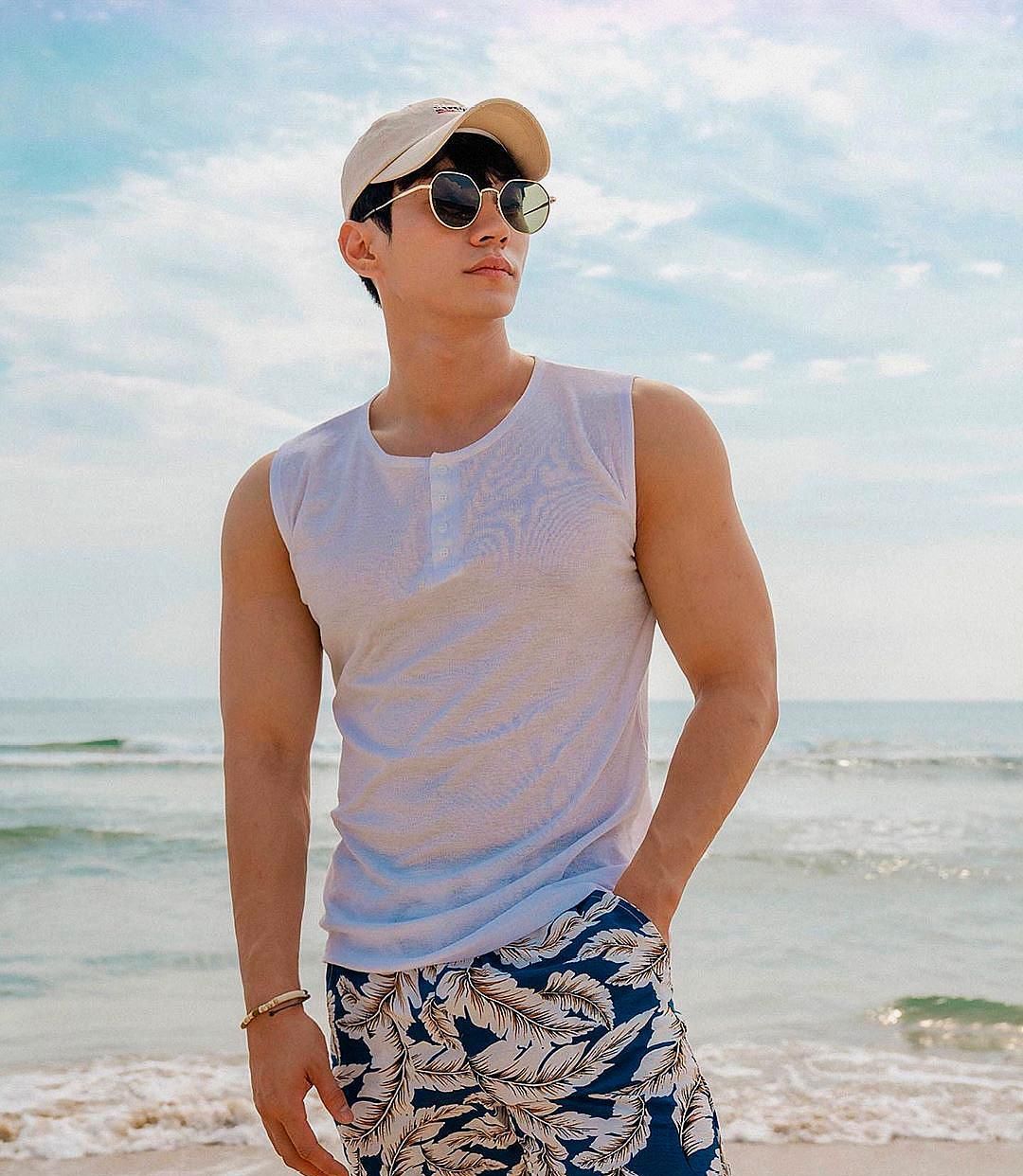 帅颜肌肉男模度假海边,多变造型十分亮眼,胸肌和麒麟臂很给力