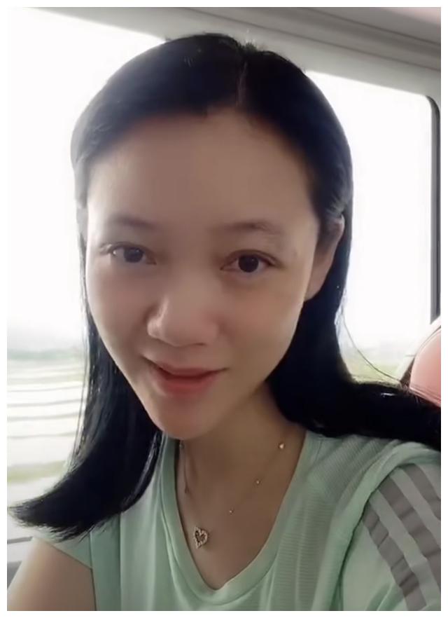 周群自曝生活费太少？打扮朴素接地气，外出坐车羡慕别人穿的鞋__财经头条