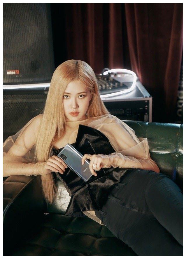 blackpink春日画报曝光暖阳下凹造型元气满满