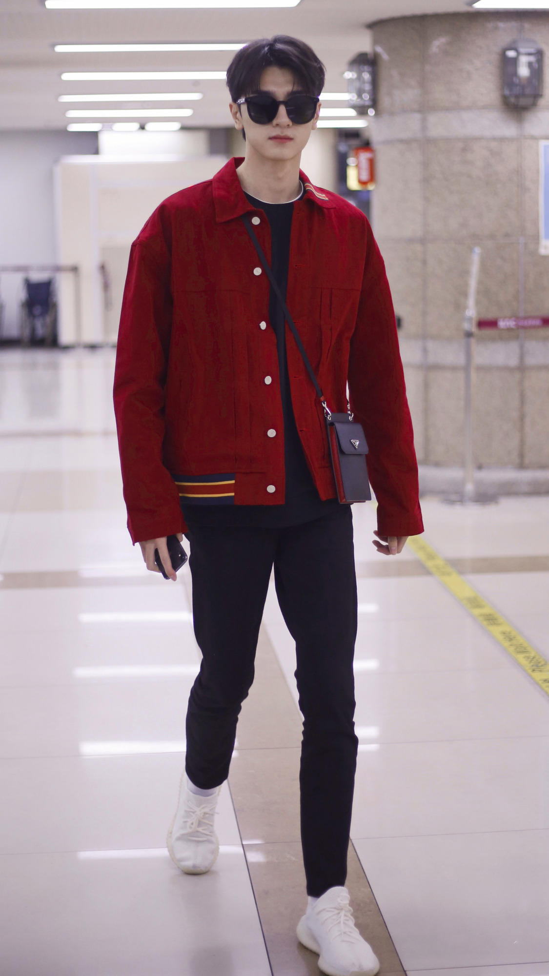 林一穿红色夹克衫走机场腿长得过分