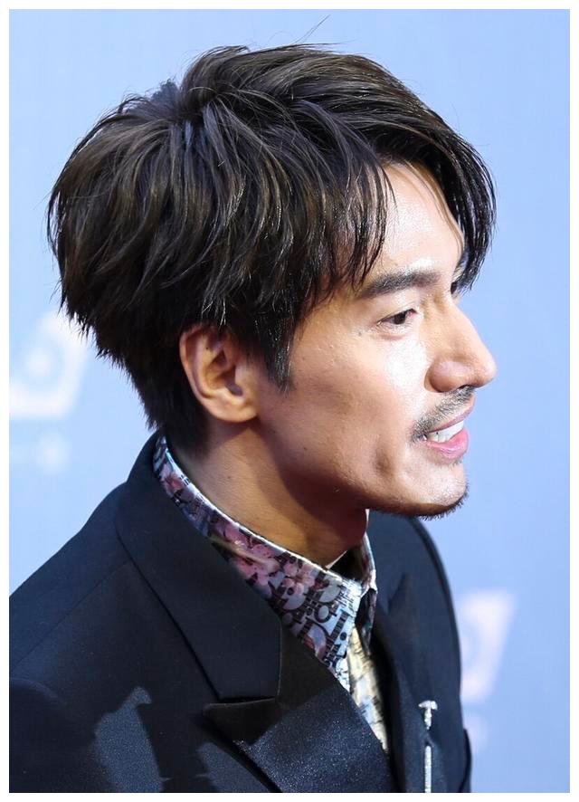 言承旭近照 胡子拉渣 网友:中年男人了__财经头条