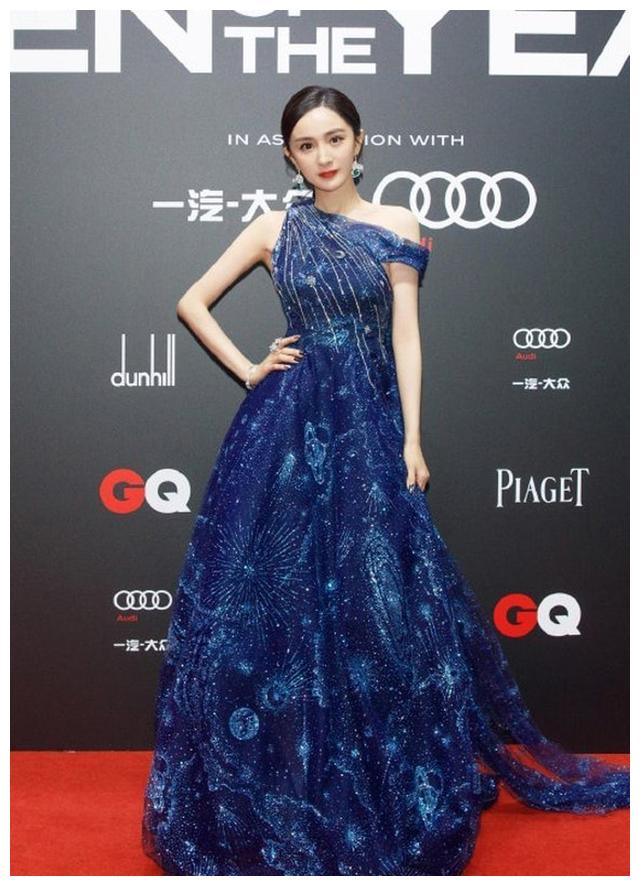 杨幂率先穿上2021春夏系列,一袭来自badgley mischka 的深蓝色礼服,单