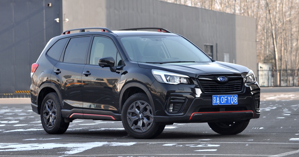 0i x运动版车型的,黑与橙红的颜色碰撞构成了森林人2.