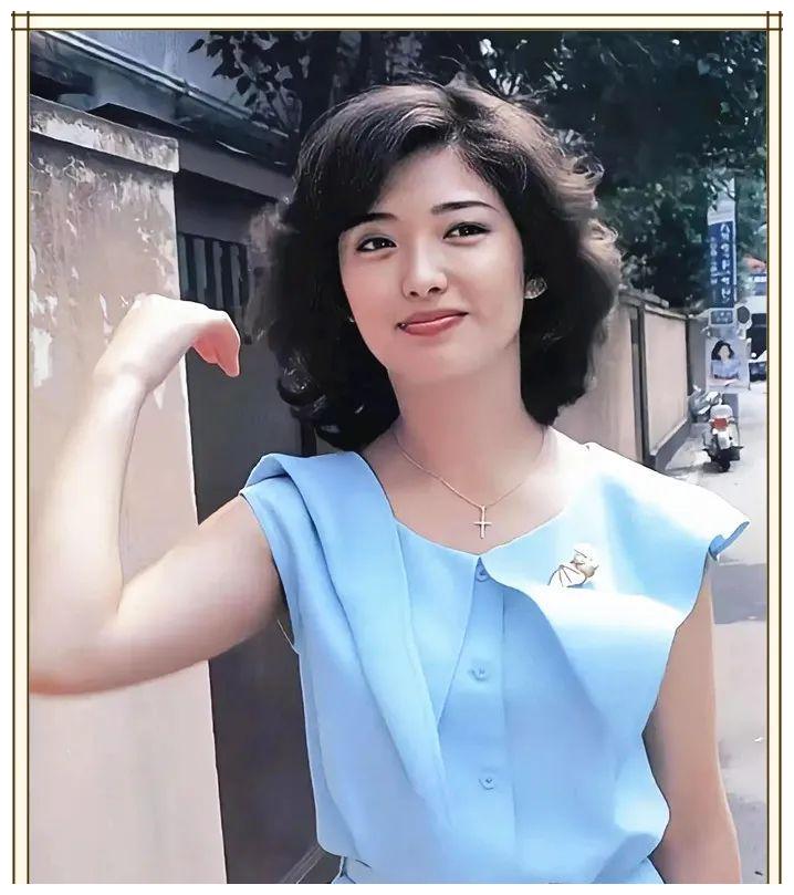 63岁山口百惠垂暮,蓬松发微胖身材,背7千元包挺低调|三浦友和|山口百