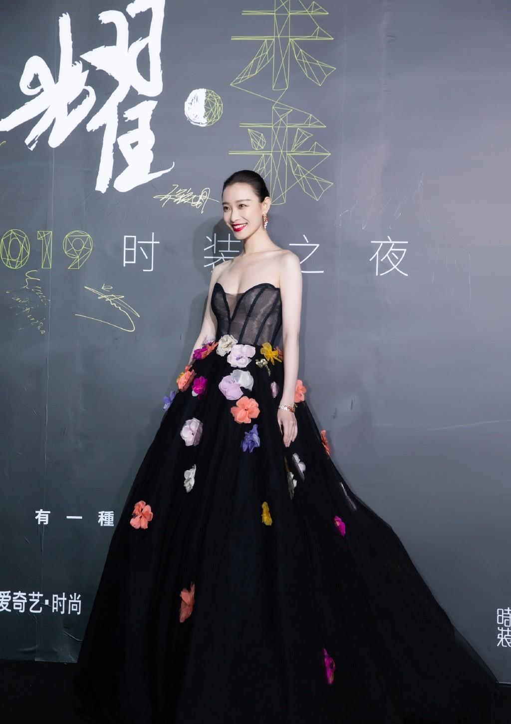 倪妮也太绝了,穿抹胸花朵轻纱裙,秀美背天鹅颈,一点不输刘诗诗