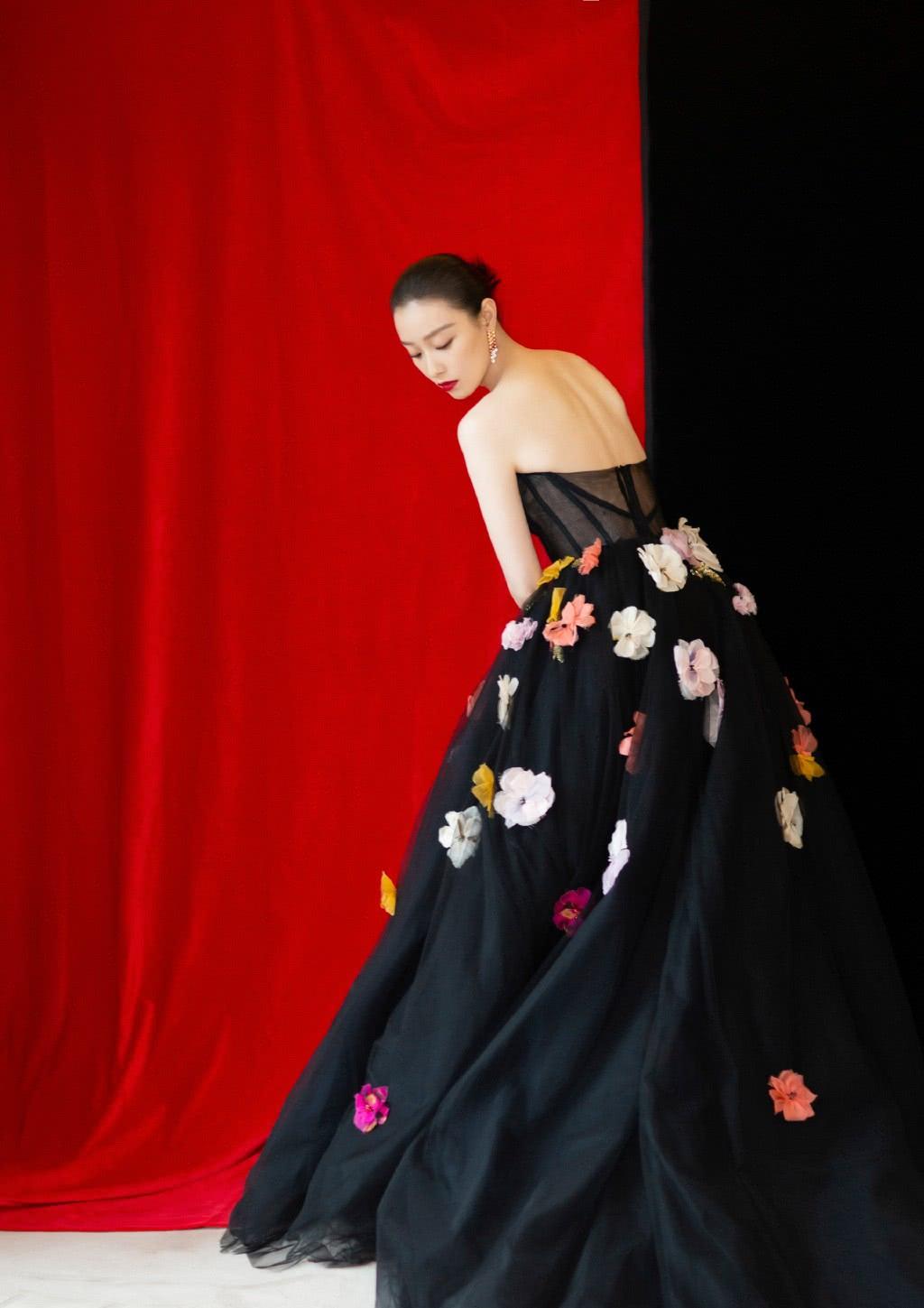 倪妮也太绝了,穿抹胸花朵轻纱裙,秀美背天鹅颈,一点不输刘诗诗