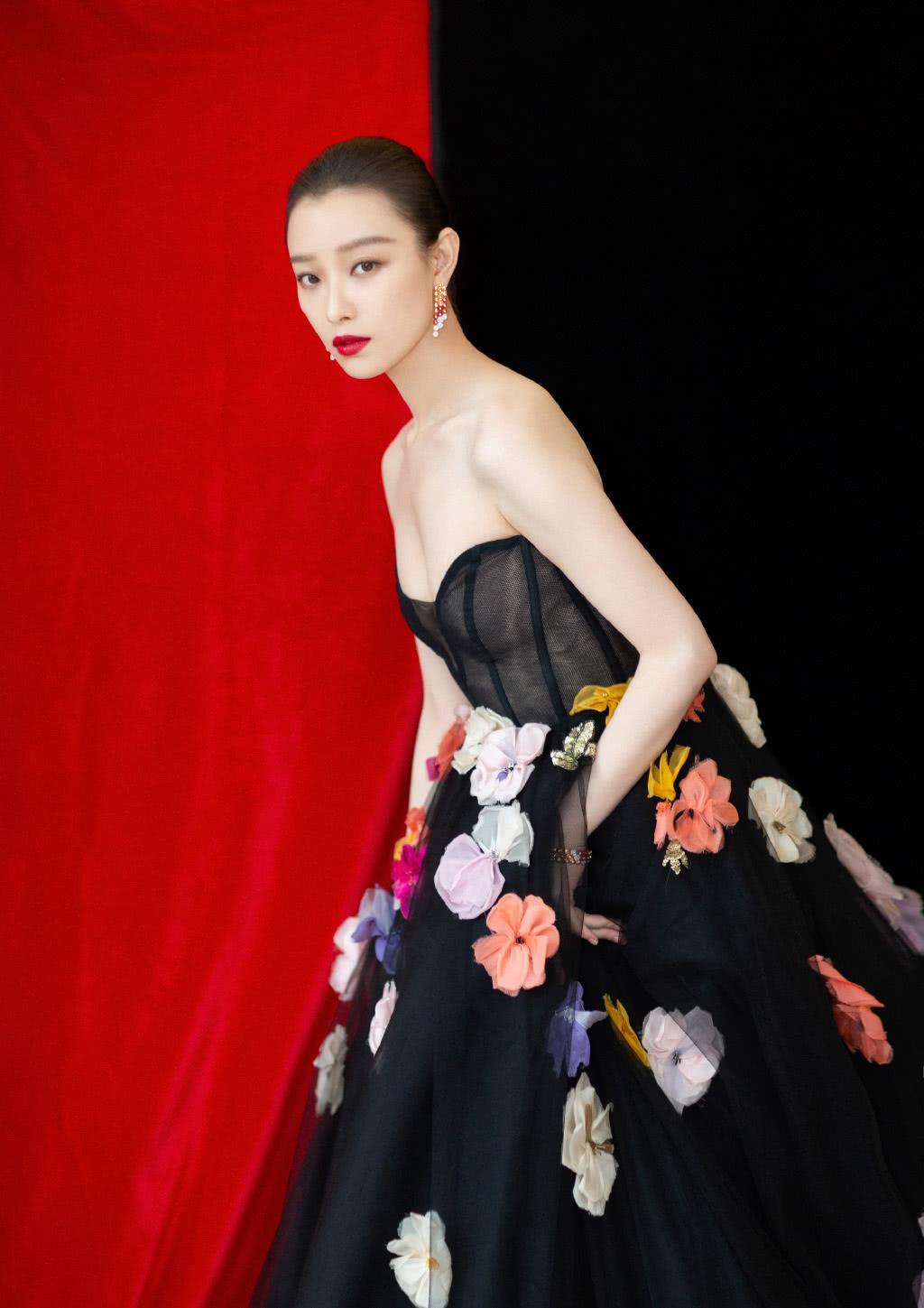 倪妮也太绝了,穿抹胸花朵轻纱裙,秀美背天鹅颈,一点不输刘诗诗