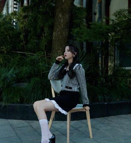 都在看杨超越的短裙可谁注意到她那把白袜穿透光的腿细到崩溃