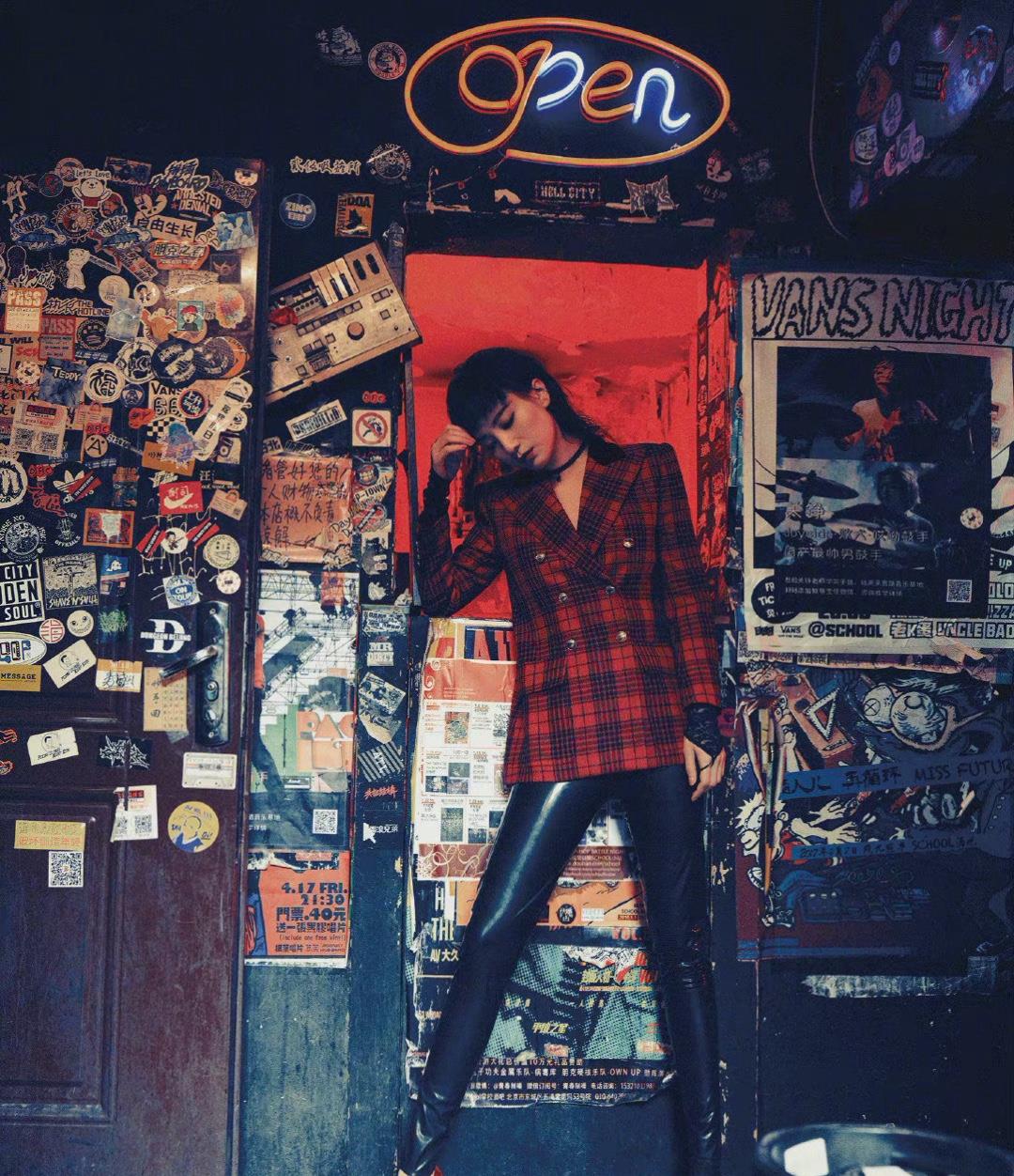 40岁宋佳状态超年轻摇滚风造型拍大片不羁利落又美又飒