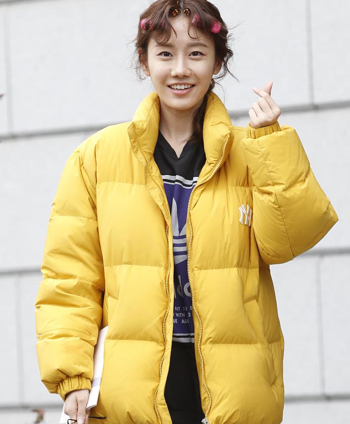 罗惠美长发披肩穿白衣气质清新 郑敏雅穿黄外套比心