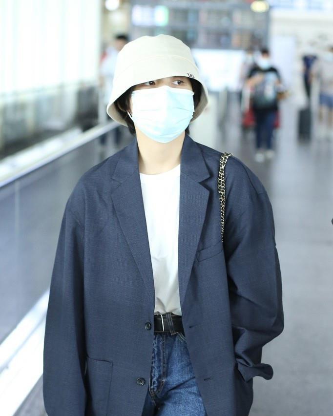 张子枫现身机场,宽松西装搭配白色t恤,全身包裹严实休闲感十足