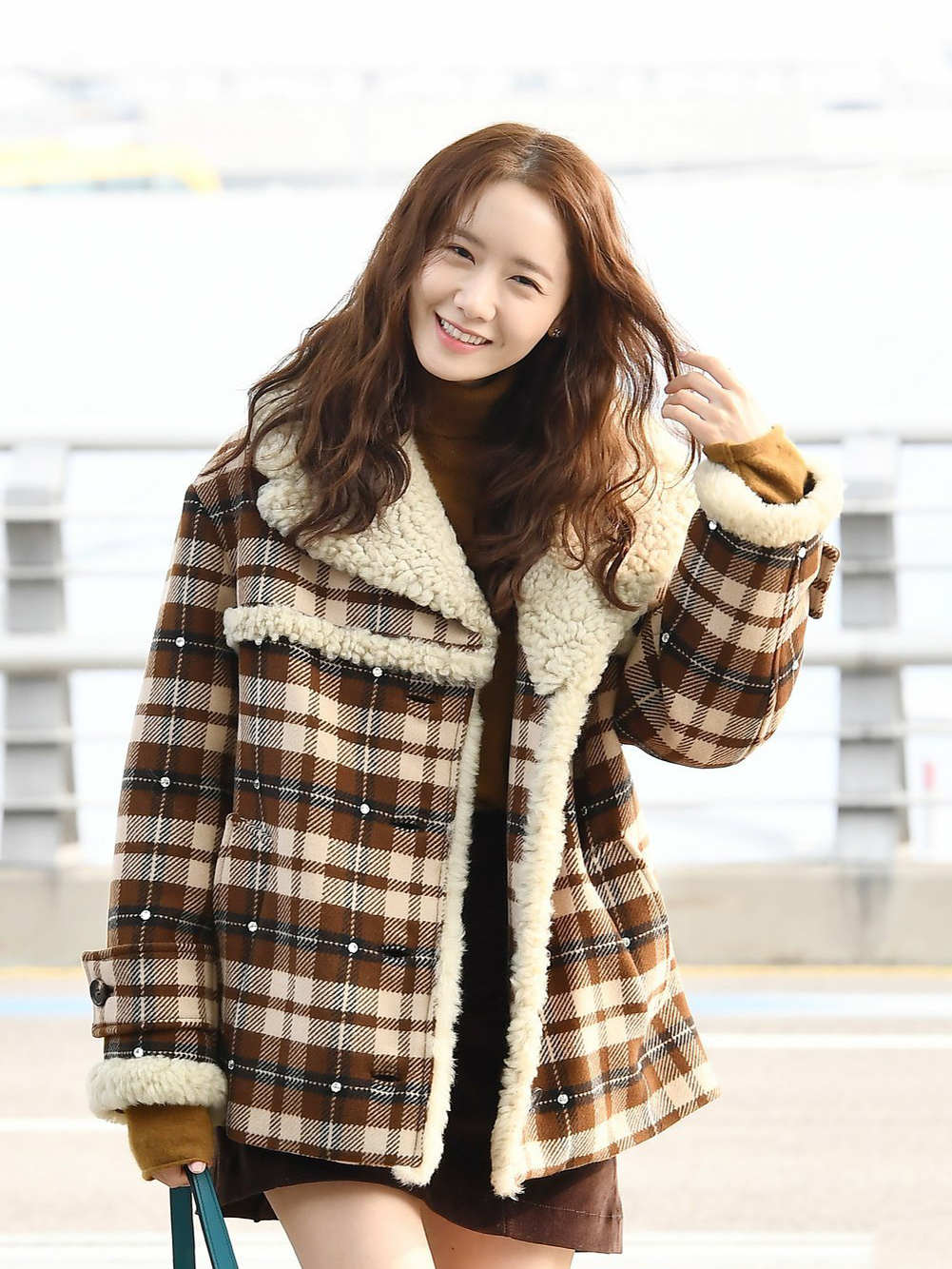 林允儿格子外套搭配马丁靴网友腿不冷吗