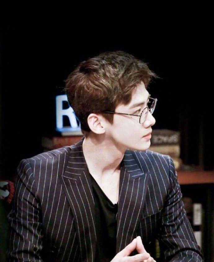 白敬亭搭配金丝眼镜,温柔,绅士,清透少年感