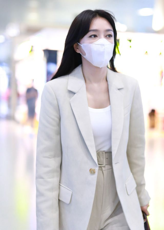 秦岚获粉丝送礼物表情惊喜可爱,穿米色职业装优雅时髦