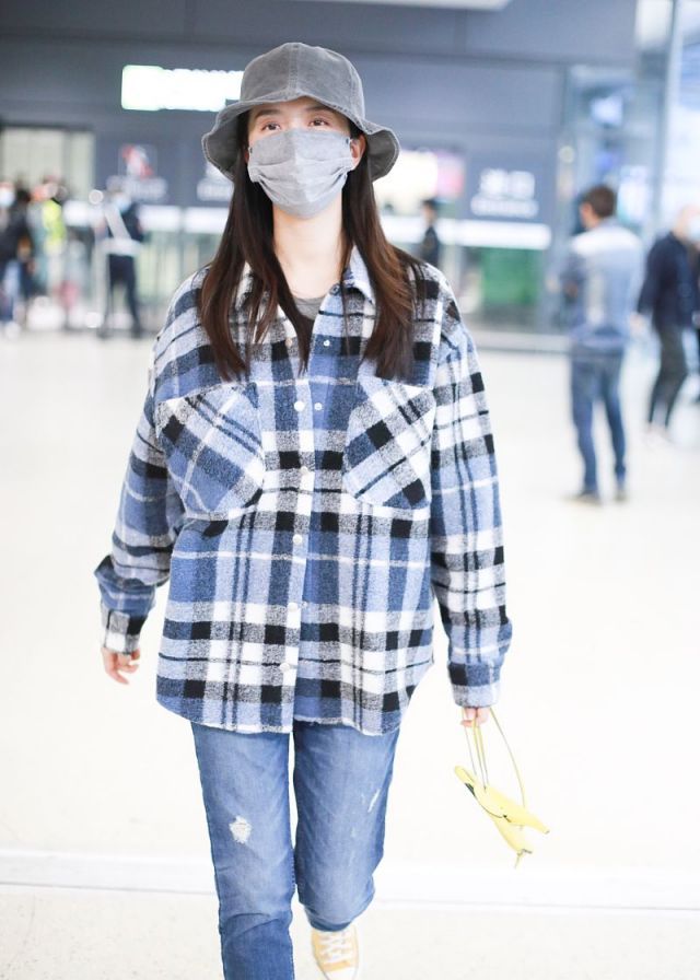 许龄月机场穿格子衬衫外套文艺范十足,戴渔夫帽清新甜美