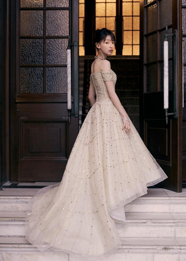 吴谨言这次终于找到自己的风格一袭浅金色露肩长裙楚楚动人