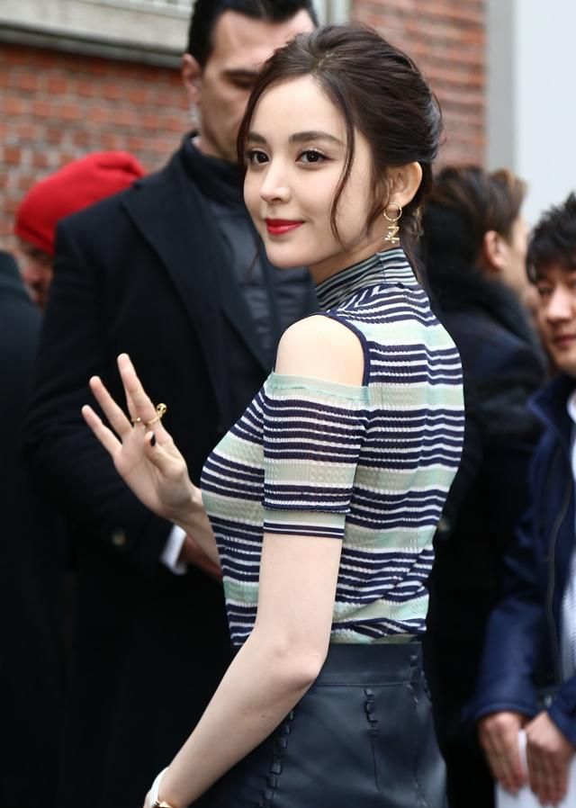 古力娜扎有多美生图也能看出皮肤白到发光紧身上衣秀身材
