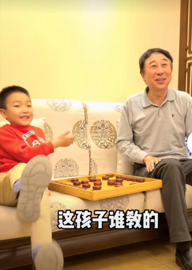 64岁冯巩背孙子等公交!现身街头无人认出 网友:太朴实