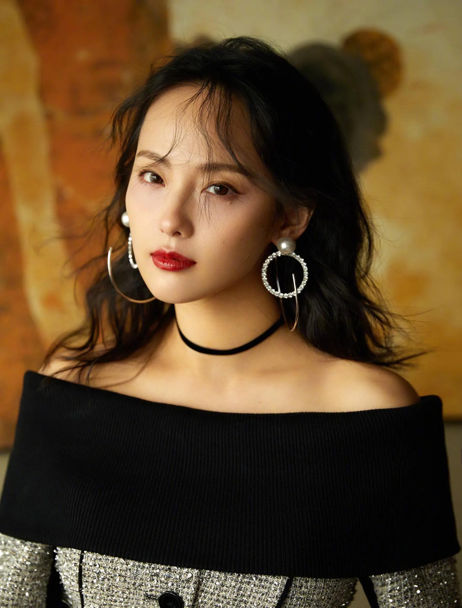 张嘉倪,不仅身高腿长,身材也非常好,楚楚动人!__财经头条