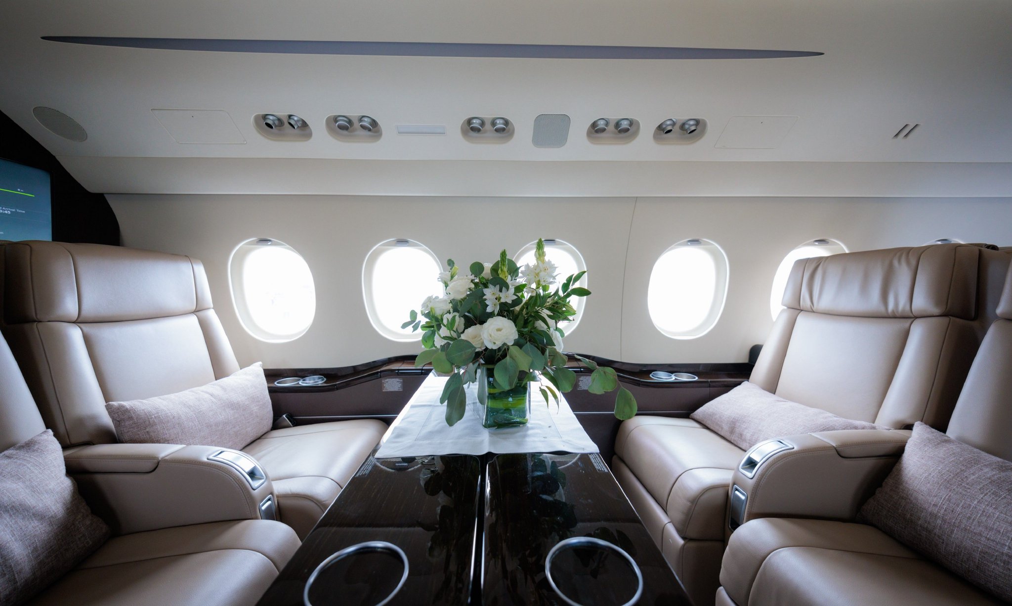 2月20日,新加坡航展开幕,达索展出猎鹰2000lxs.