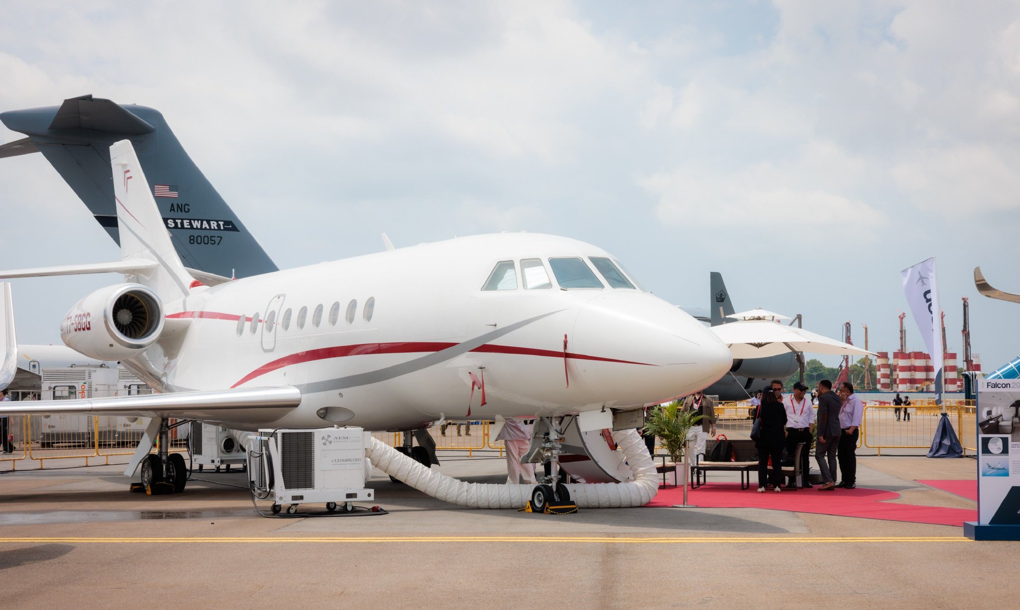 2月20日,新加坡航展开幕,达索展出猎鹰2000lxs.