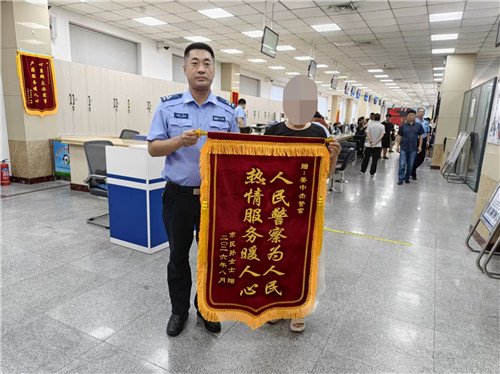 2万块理赔款卡在“证明”上?下班后,他们干了一件暖心事 2万块理赔款卡在“证明”上?下班后,他们干了一件暖心事