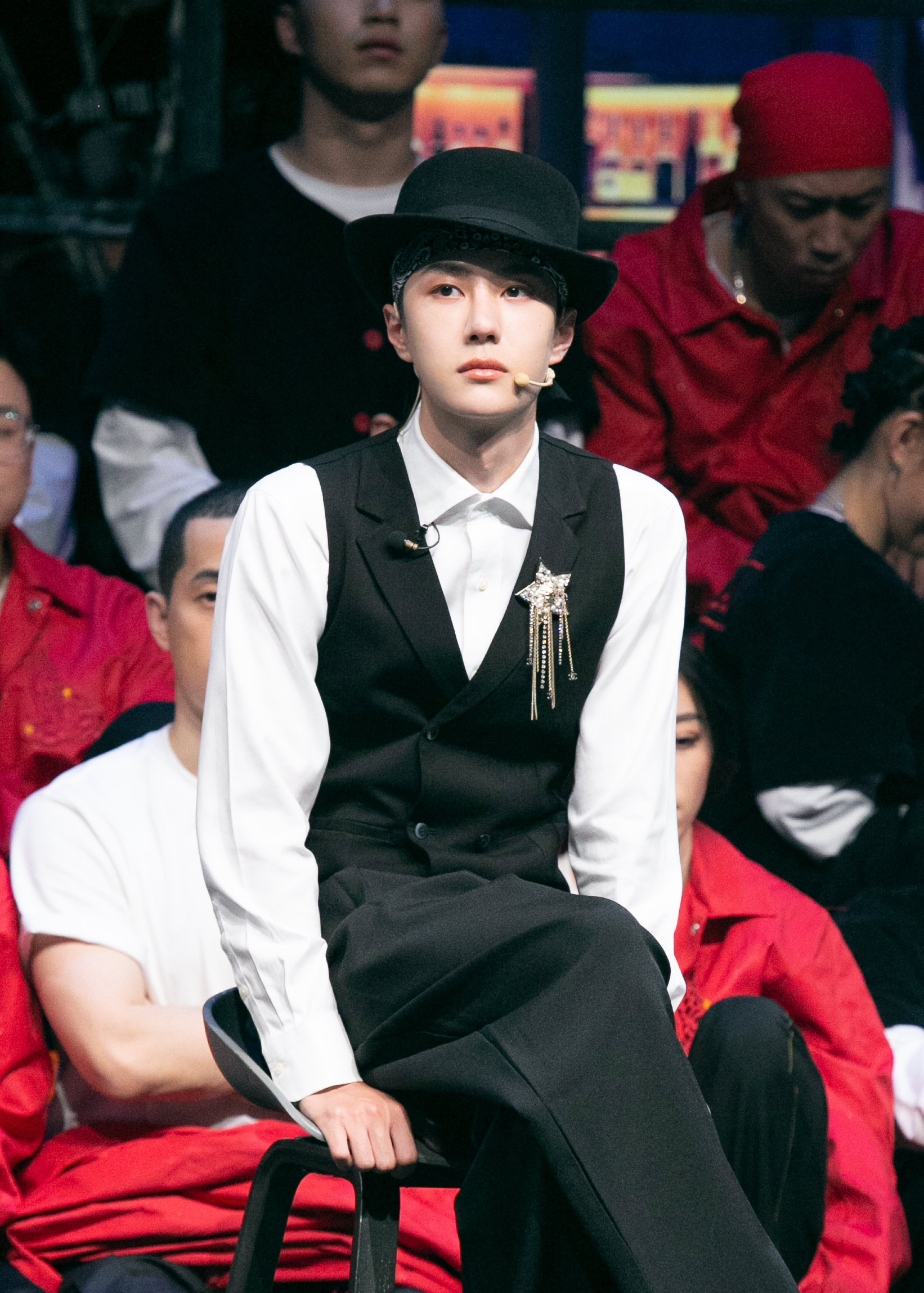 王一博在《街舞3》穿西服,戴礼帽_高清图集_新浪网