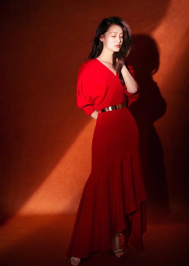鸡腿姑娘李沁娱乐圈一股清流穿红裙演绎好身材备受关注