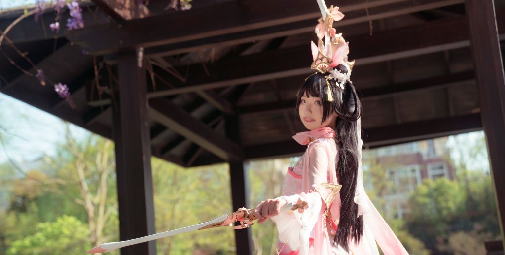 剑网3未烬秀萝cos哥哥好甜吃糖葫芦么