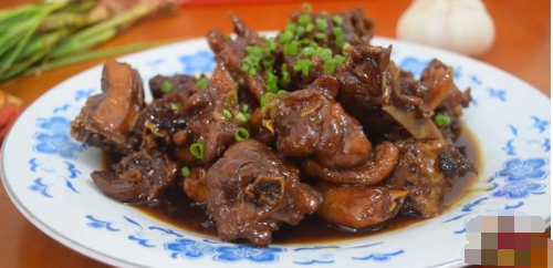 这样一道香辣诱人,好吃下饭的【可乐鸭】就制作完成了,非常的好吃