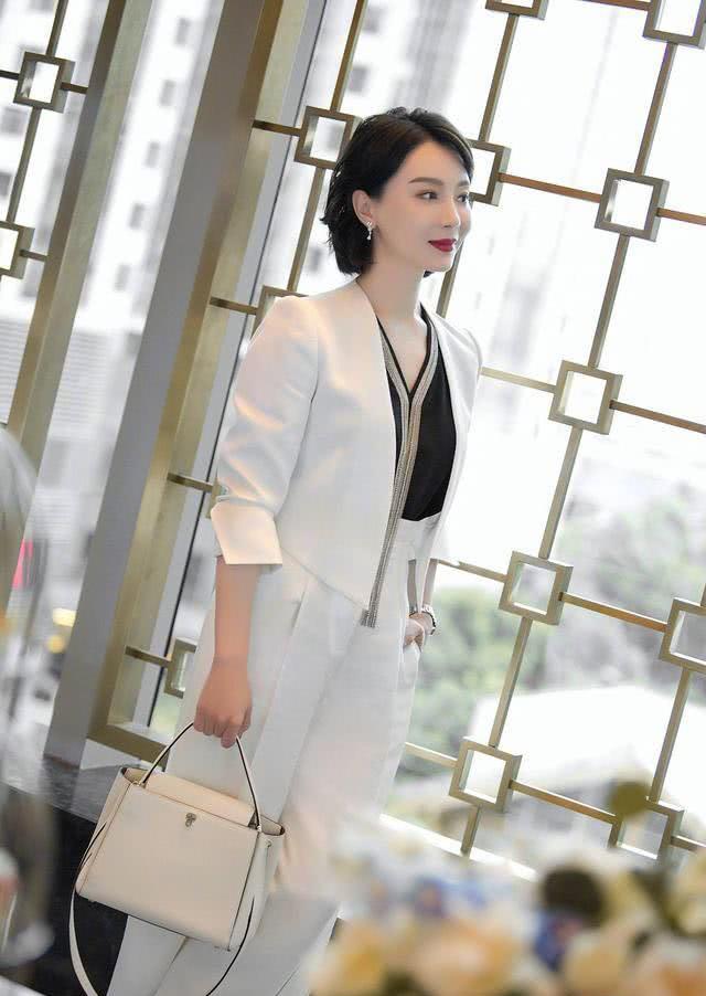 43岁陈数真人间绝色,穿旗袍秀"完美腰臀比",这开叉高度太妙