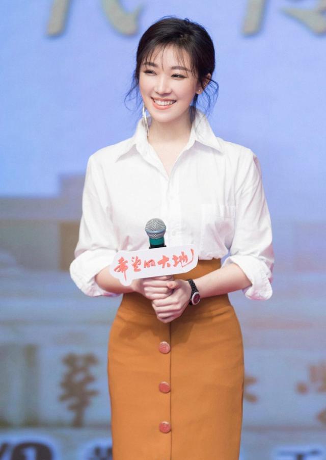 见过大场面的女人,白衬衫很少配牛仔裤,学菅纫姿配