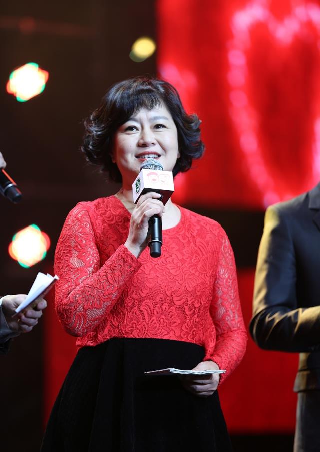 鞠萍姐姐老了也时髦发福身材穿蕾丝红衣搭黑裙美得真高雅