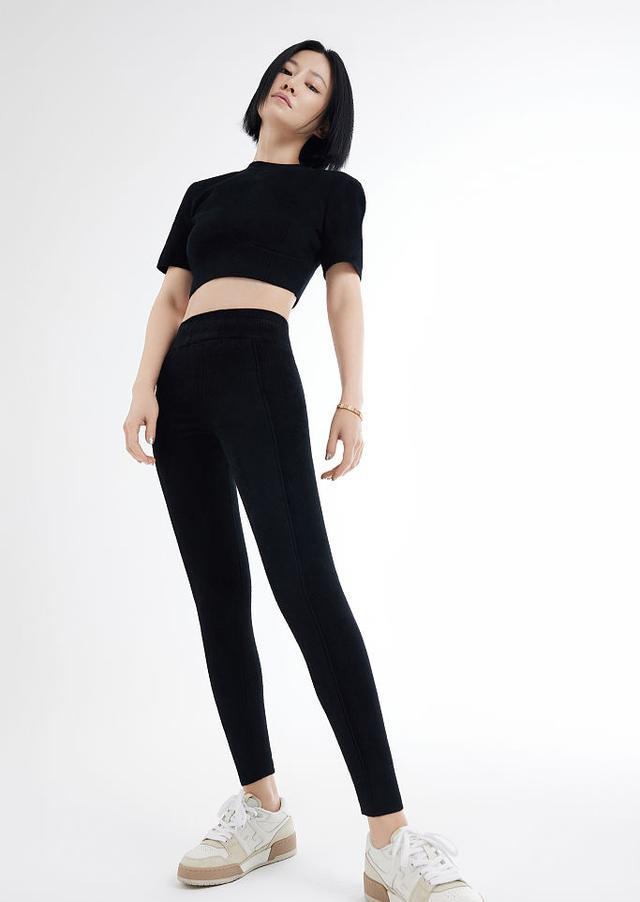 谭卓运动大片展现动感身姿黑色套装勾勒细腰长腿状态超绝