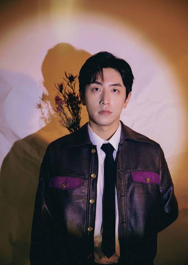 白客皮夹克衬衫领带化身帅气型男手拿花朵遮面营造浓浓艺术氛围