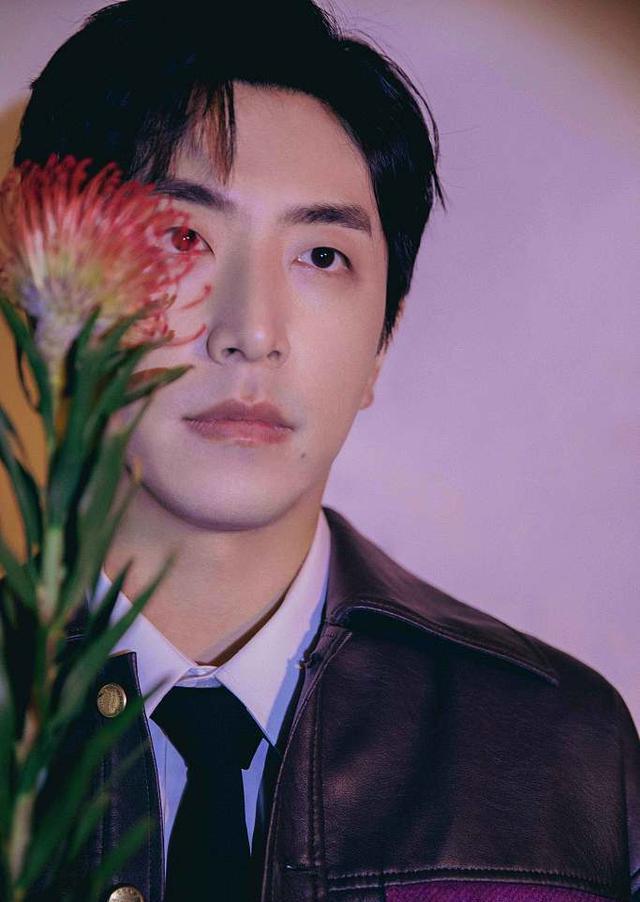 白客皮夹克衬衫领带化身帅气型男手拿花朵遮面营造浓浓艺术氛围