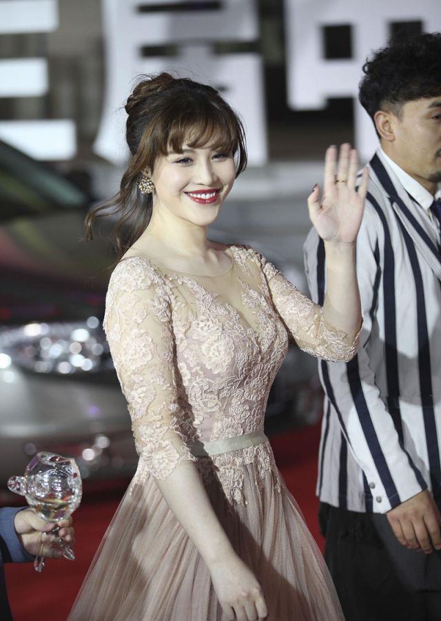 30岁的葛天,穿粉色蕾丝礼服,优雅高贵_高清图集_新浪网