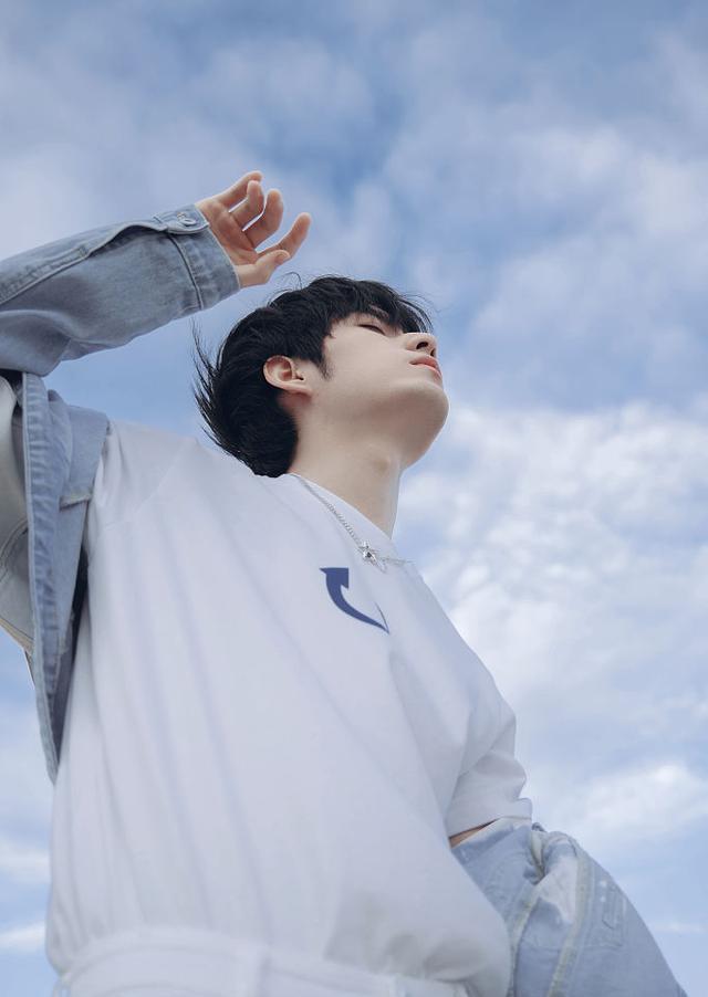 张颜齐海边写真化身逐浪少年.张颜齐清爽帅