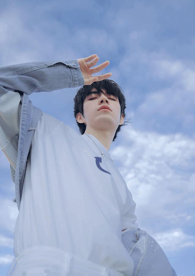 张颜齐海边清新大片少年感满满碧海蓝天look十分应景