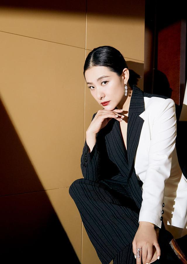 刘璇亮相搜狐时尚盛典 黑白拼接西装酷飒冷御
