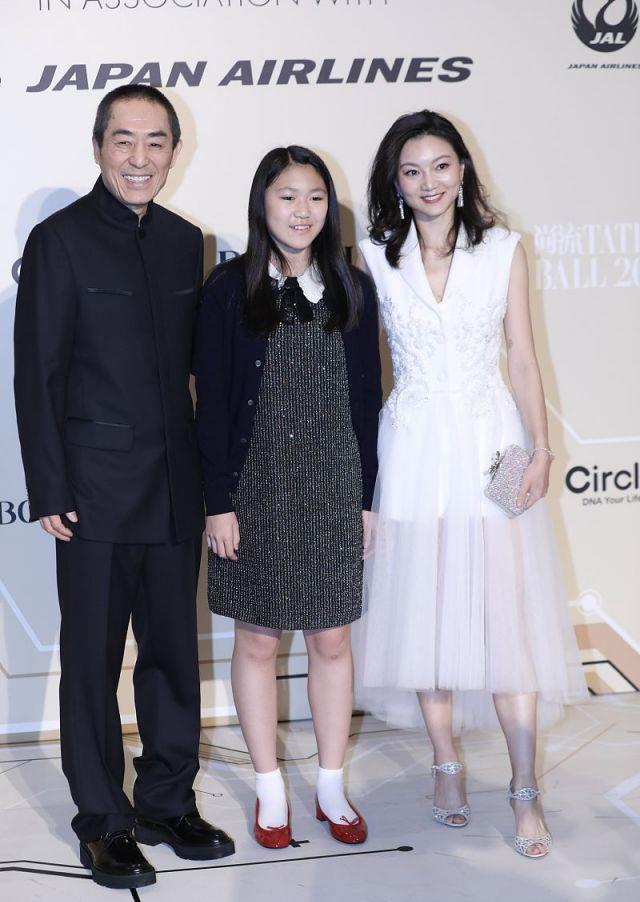 张艺谋小娇妻陈婷穿白色长裙配刘海编发39岁美若19岁