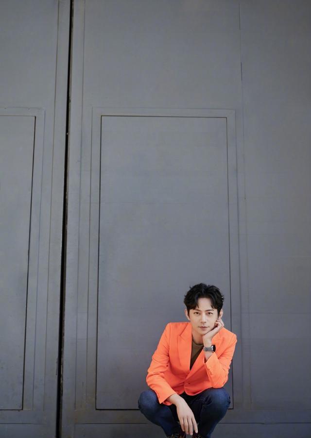 何炅个子不高但气质非凡穿橘色西装配牛仔裤凹造型帅出新高度