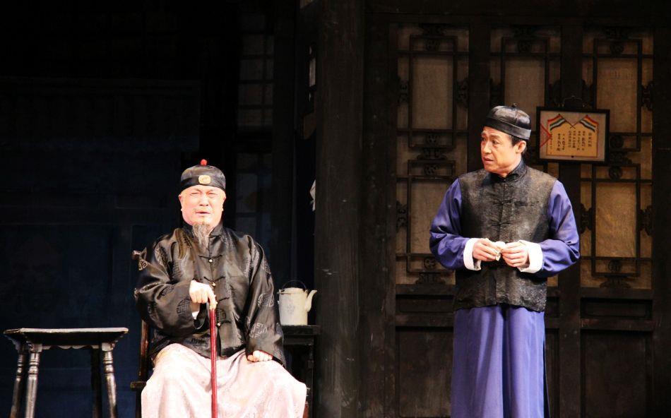 电视剧《天下第一楼》以话剧表演为根基,叙述了主角卢孟实本人拼搏