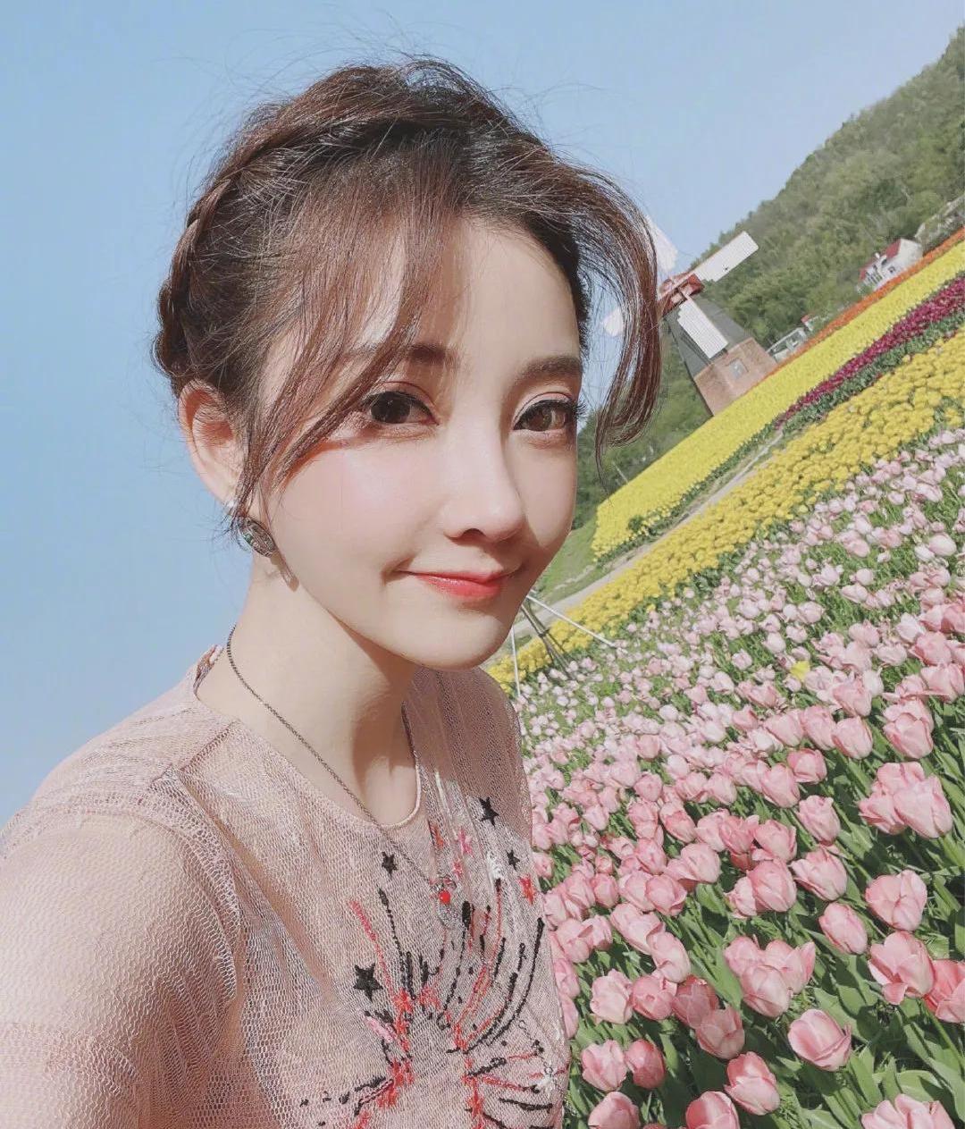 冯提莫晒美照,再现"人间富贵花"造型,与《司藤》景