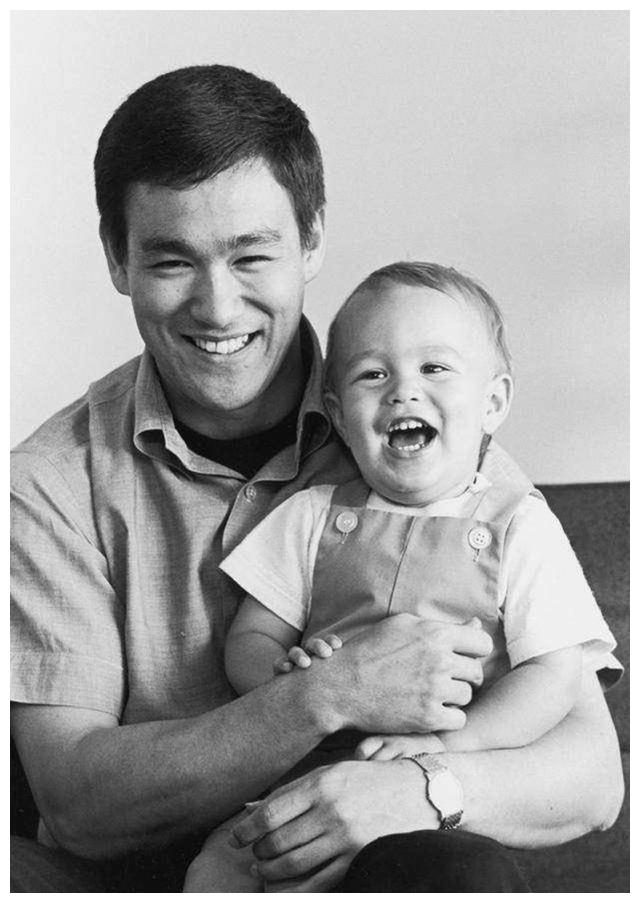 婚后,琳达·埃莫瑞为丈夫生下了一儿一女,儿子叫李国豪,女儿叫李香凝.