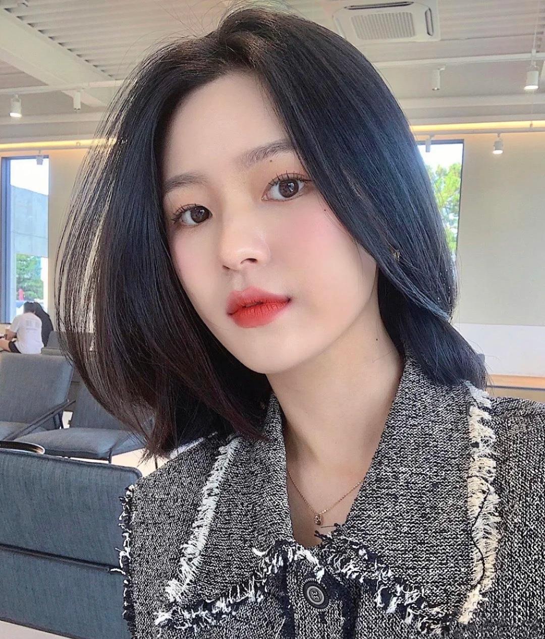 对于40岁的女人来讲,她们的气质更加成熟优雅,对发型的选择也会更加