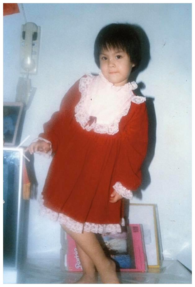 魏蔓晒短发童年照 浑圆大眼配霸气站姿